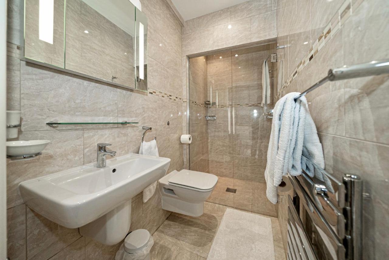 Serviced Apartment *