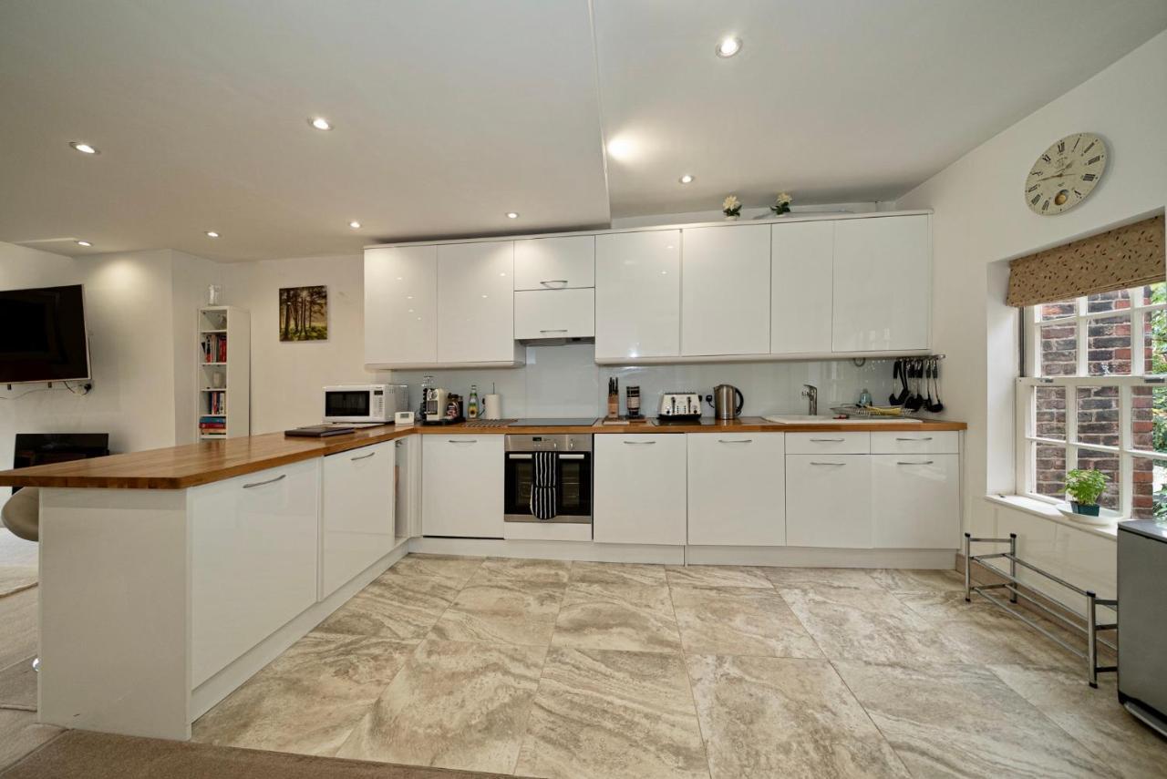 Serviced Apartment *
